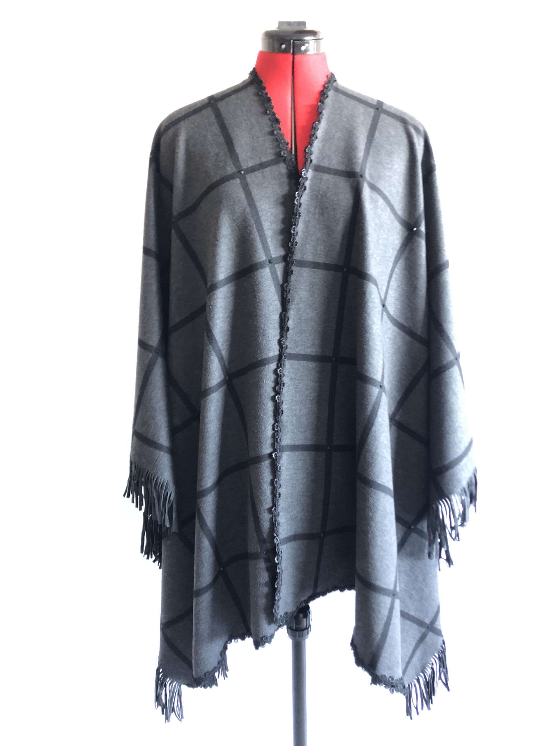 PONCHO LAINE « ESMÉE » GRIS & NOIR À CARREAUX AVEC FRANGE & STRASS CROISEMENT