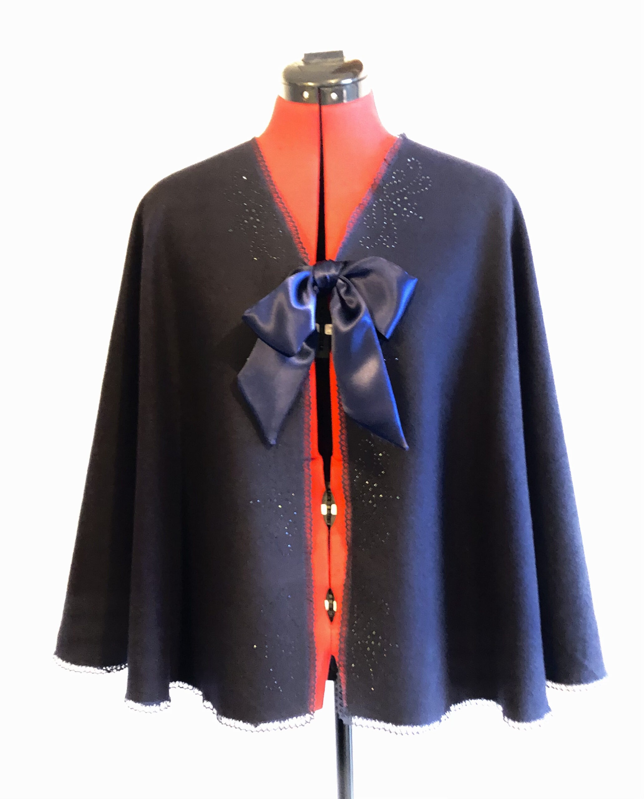 CAPELET LAINE CABAN « CALISTE » BLEU MARINE AVEC RUBAN ET STRASS