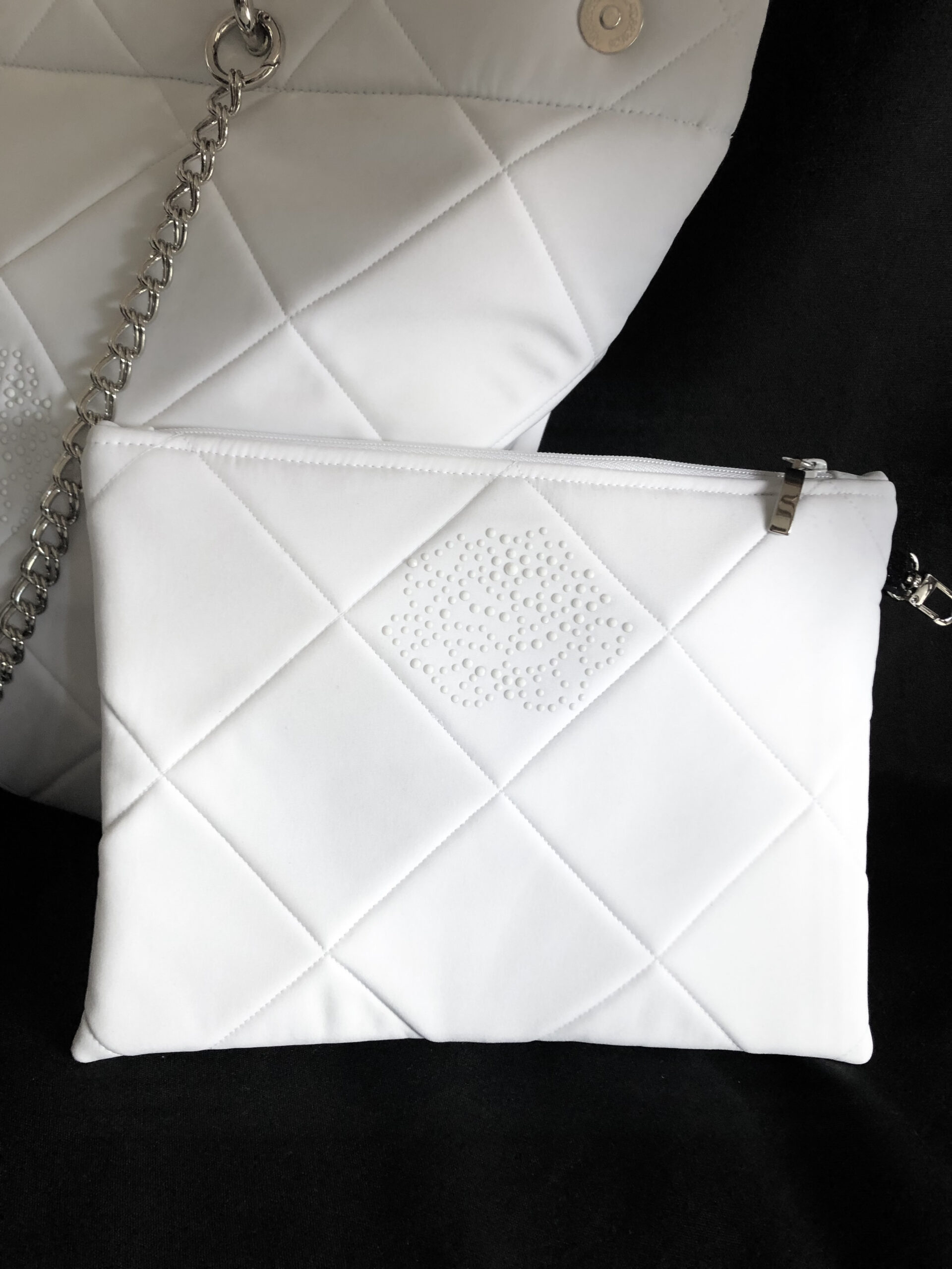 POCHETTE « LOUISE  » BLANCHE MATELASSÉE AVEC STRASS BLANC MOTIF « ROSE »