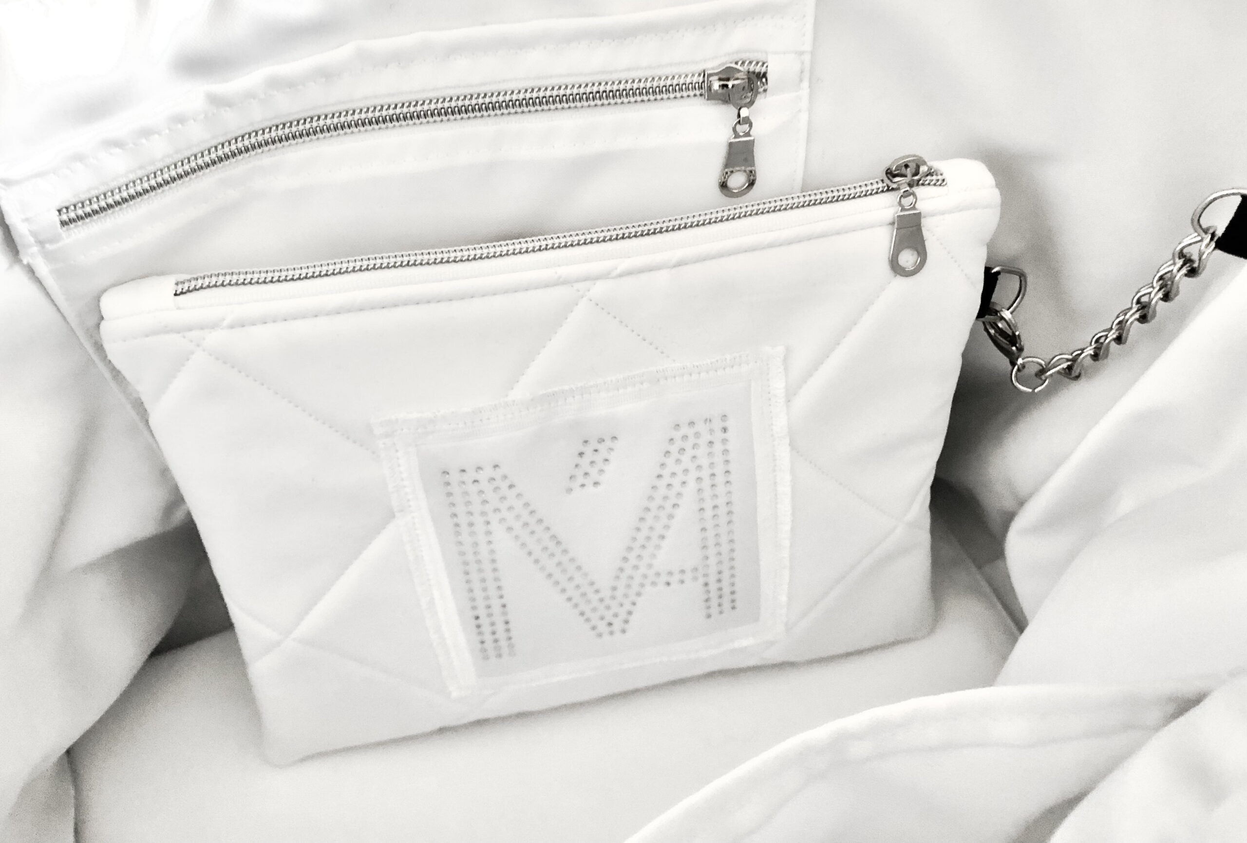 POCHETTE "LOUISE " BLANCHE MATELASSÉE avec écusson