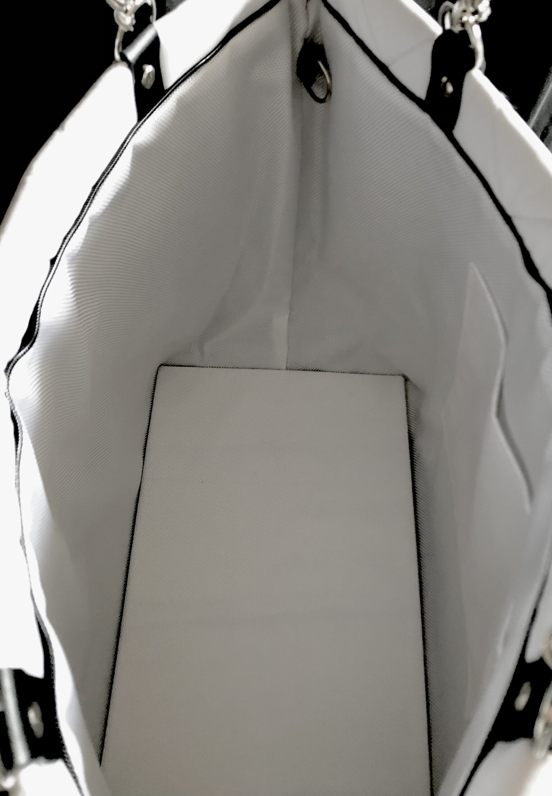 CABAS "VICKY" blanc MATELASSÉ avec chaîne Nickelée, accroche cuir, et écusson