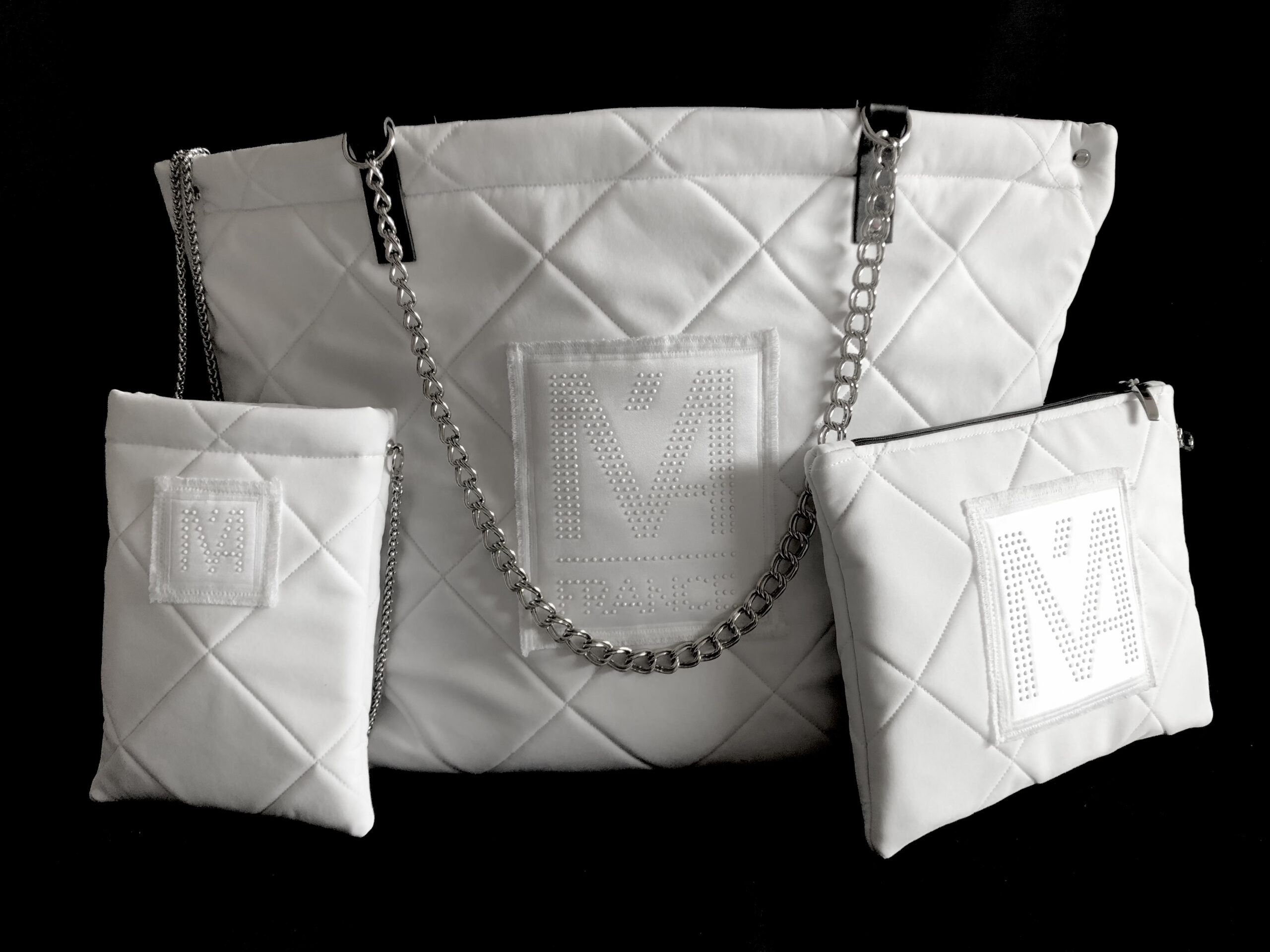 POCHETTE "LOUISE " BLANCHE MATELASSÉE avec écusson