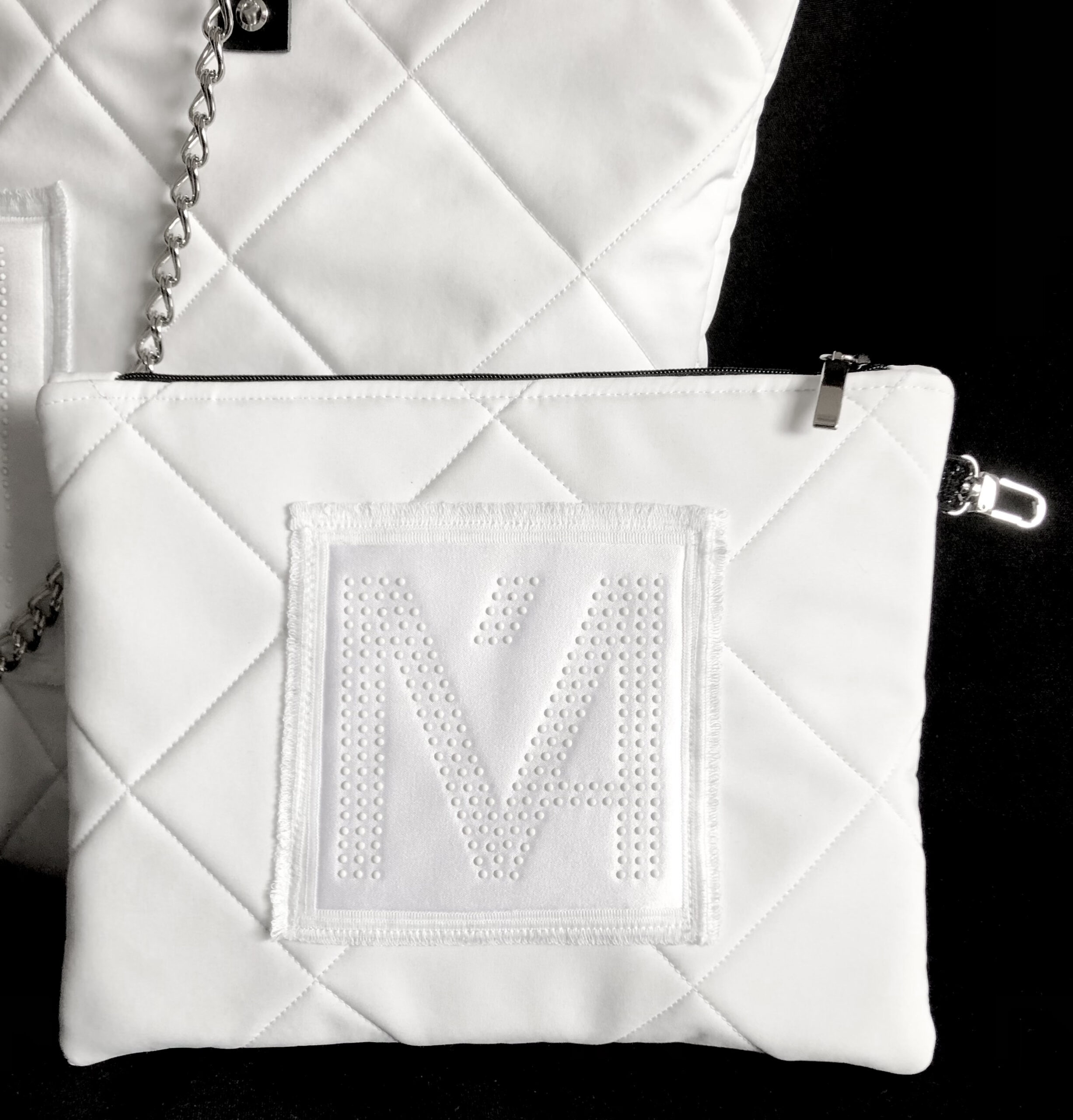 POCHETTE "LOUISE " BLANCHE MATELASSÉE avec écusson