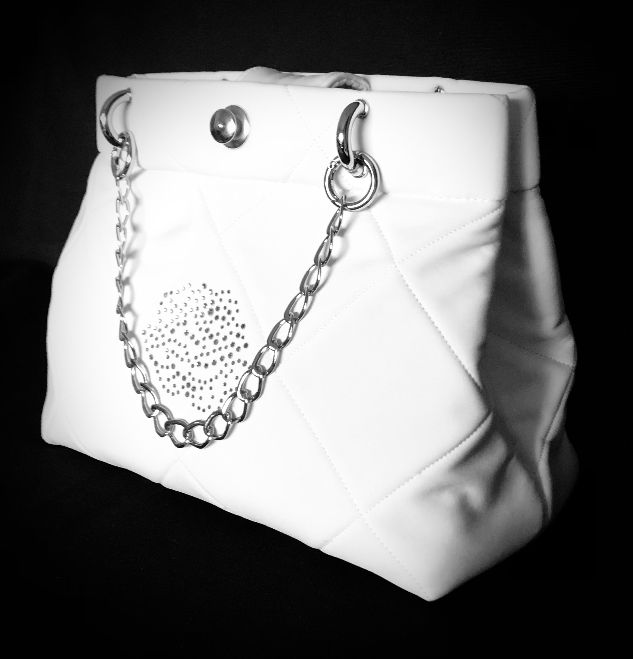 SAC A MAIN "GLORIA" BLANC MATELASSÉ porté mains - avec chaînette Nickelée et strass