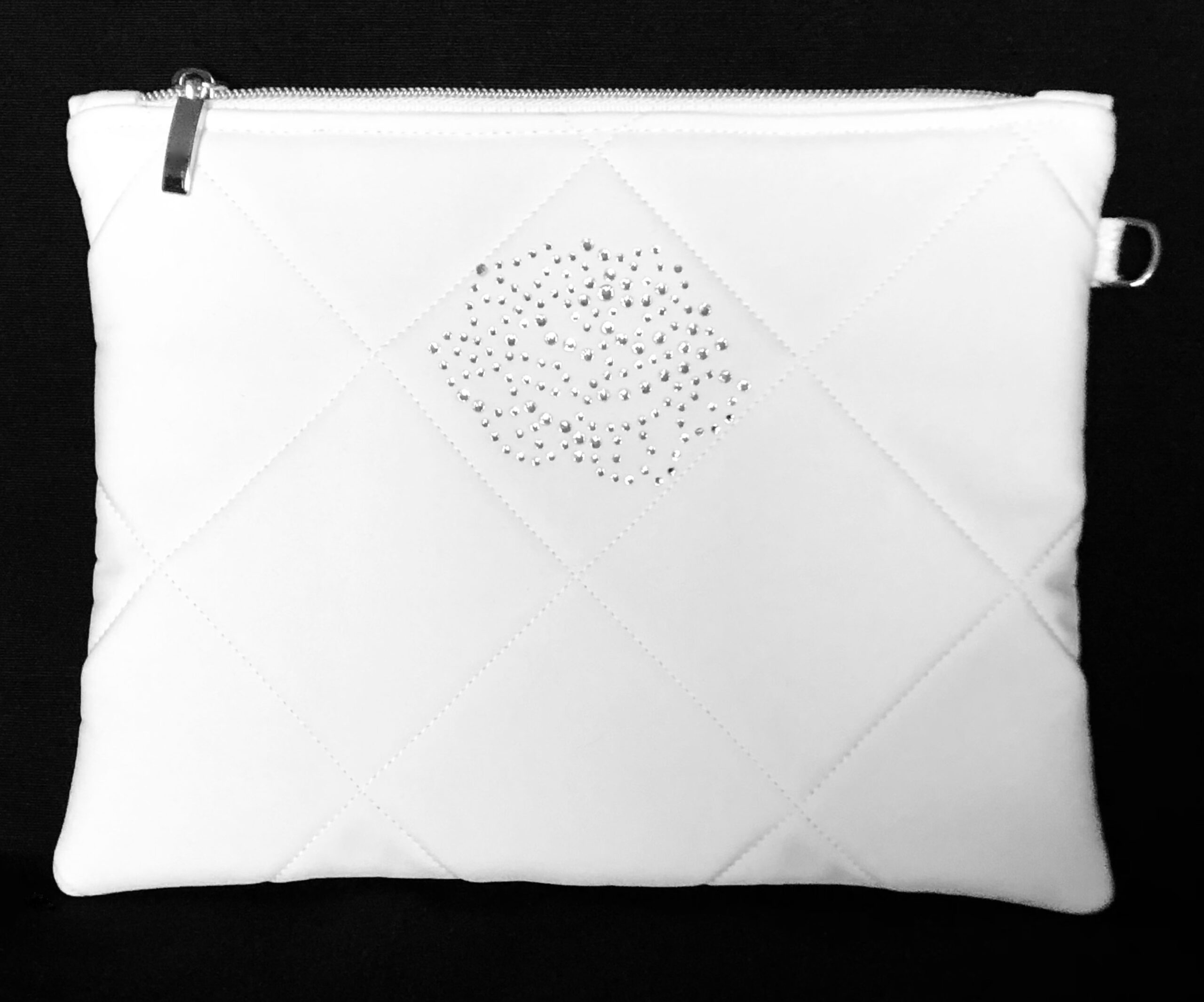 POCHETTE « LOUISE  » BLANCHE MATELASSÉE AVEC STRASS CRISTAL MOTIF « ROSE »