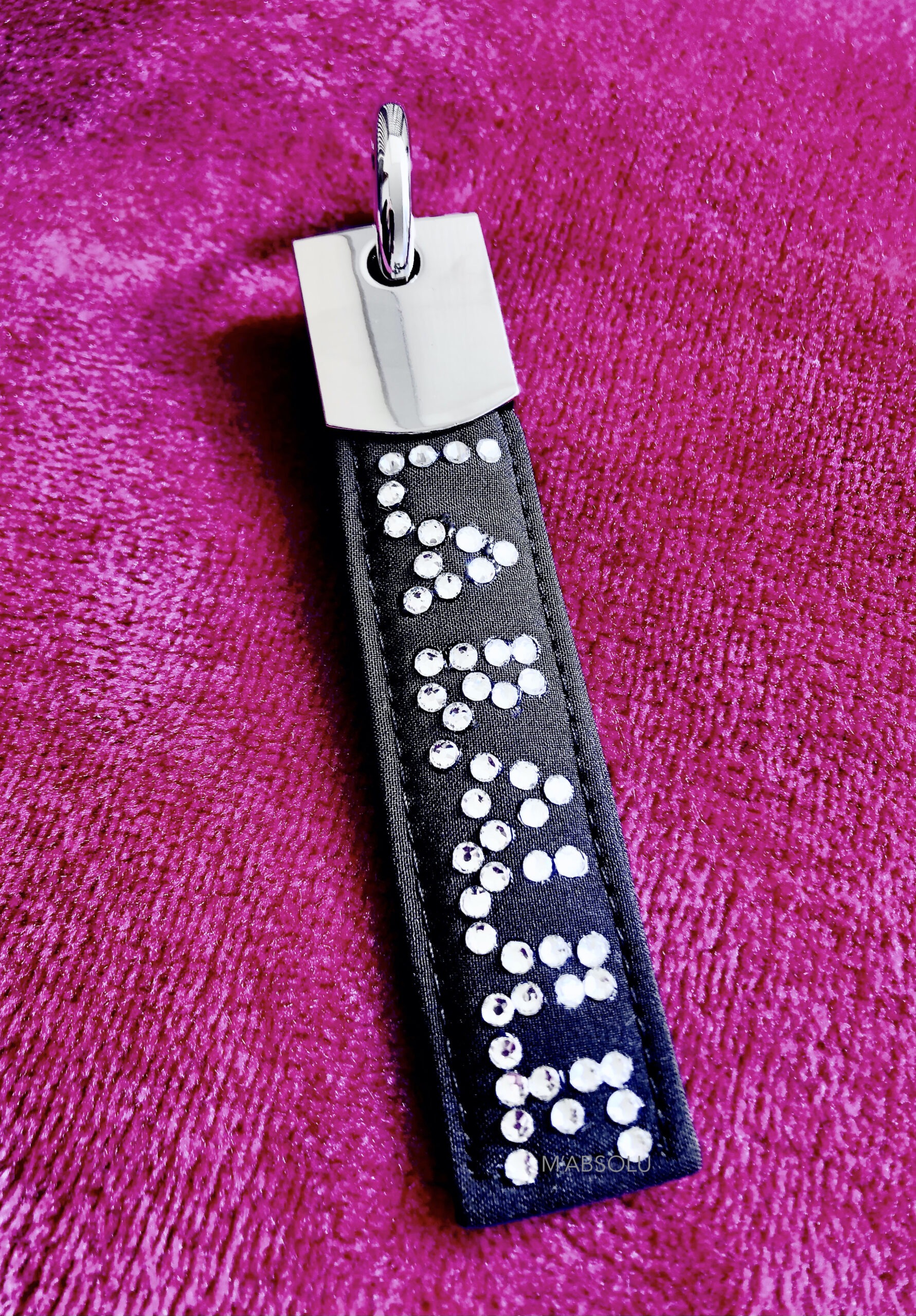 PORTE-CLÉS "EVA" NOIR SOFTSHELL RECTO/VERSO AVEC STRASS INITIALE