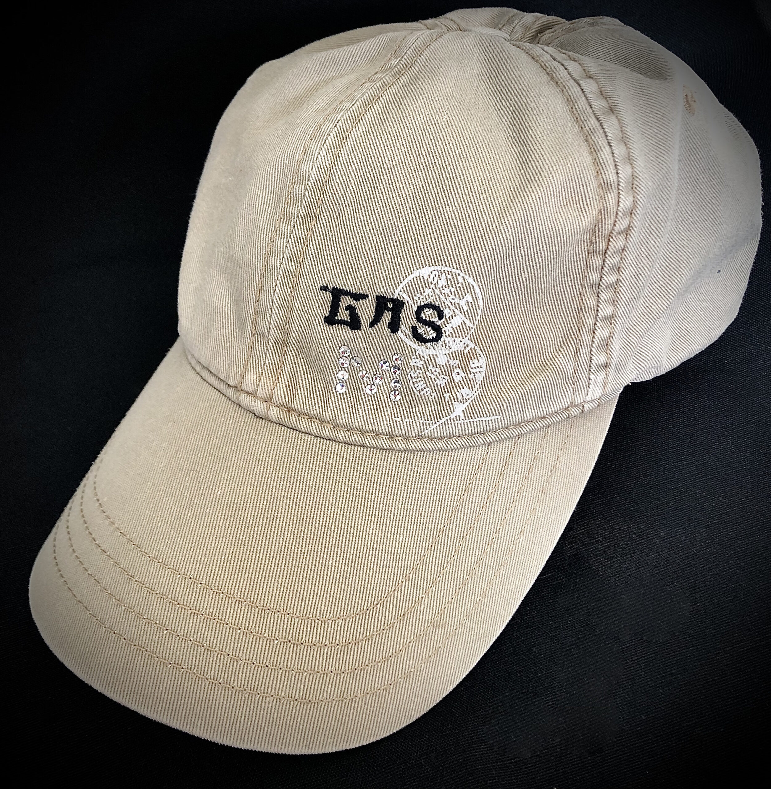 Casquette avec Strass Motif Lettre "M"