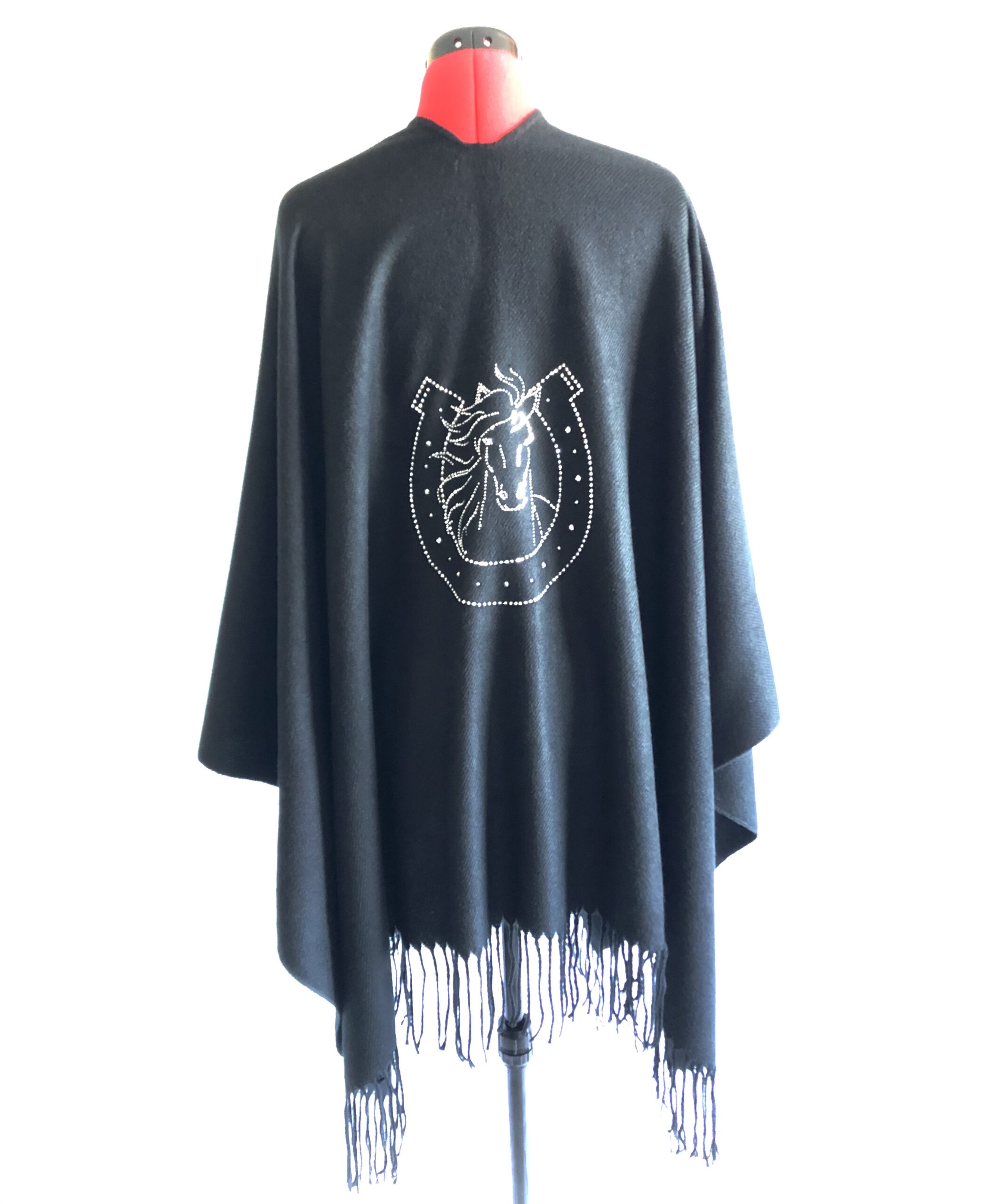 PONCHO LAINE CUSTOMISÉ NOIR AVEC FRANGES & STRASS