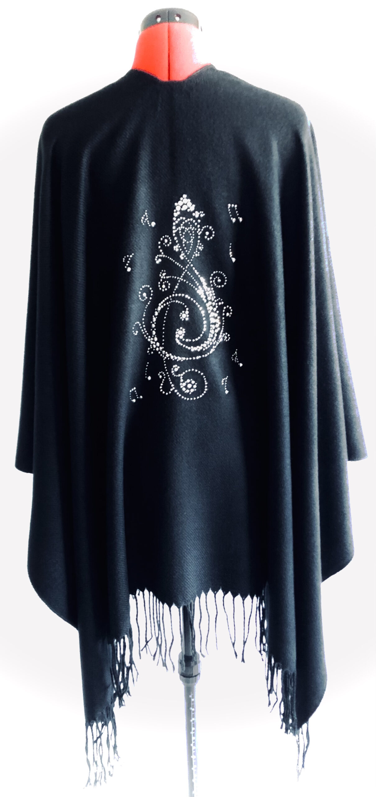 PONCHO LAINE CUSTOMISÉ NOIR AVEC FRANGES & STRASS