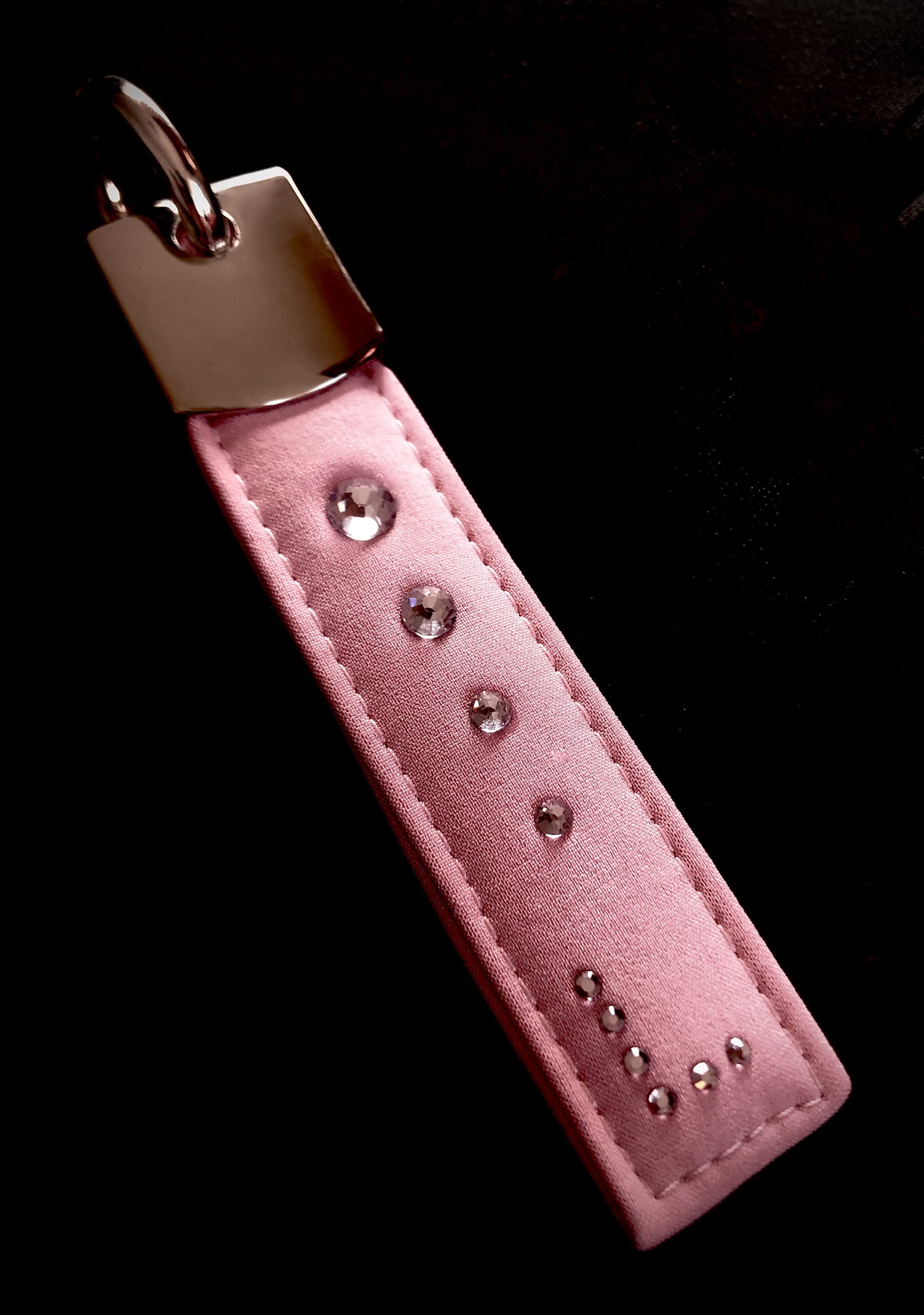 PORTECLÉ "EVA" ROSE SOFTSHELL AVEC STRASS ROSE - MOTIF "INITIALE L & 4 STRASS"