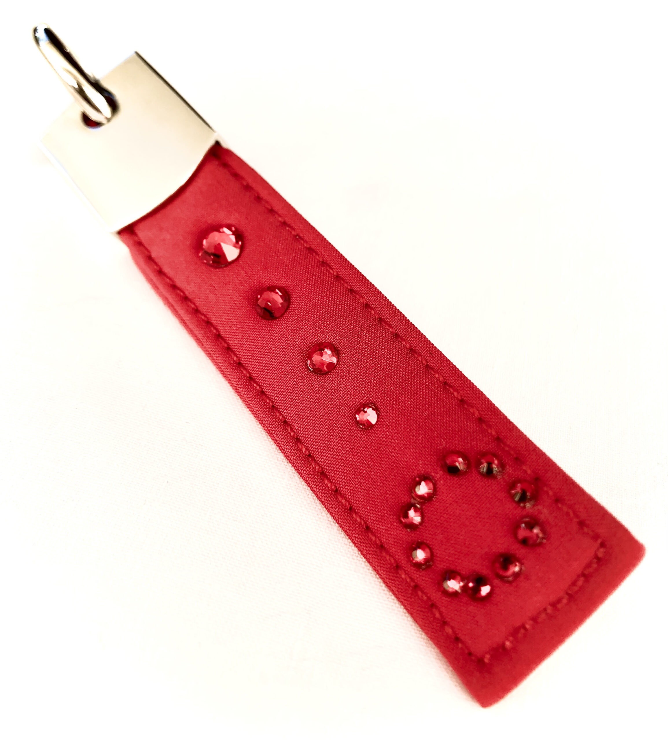 PORTECLÉ "EVA" ROUGE SOFTSHELL AVEC STRASS ROUGE - MOTIF "INITIALE O & 4 STRASS"