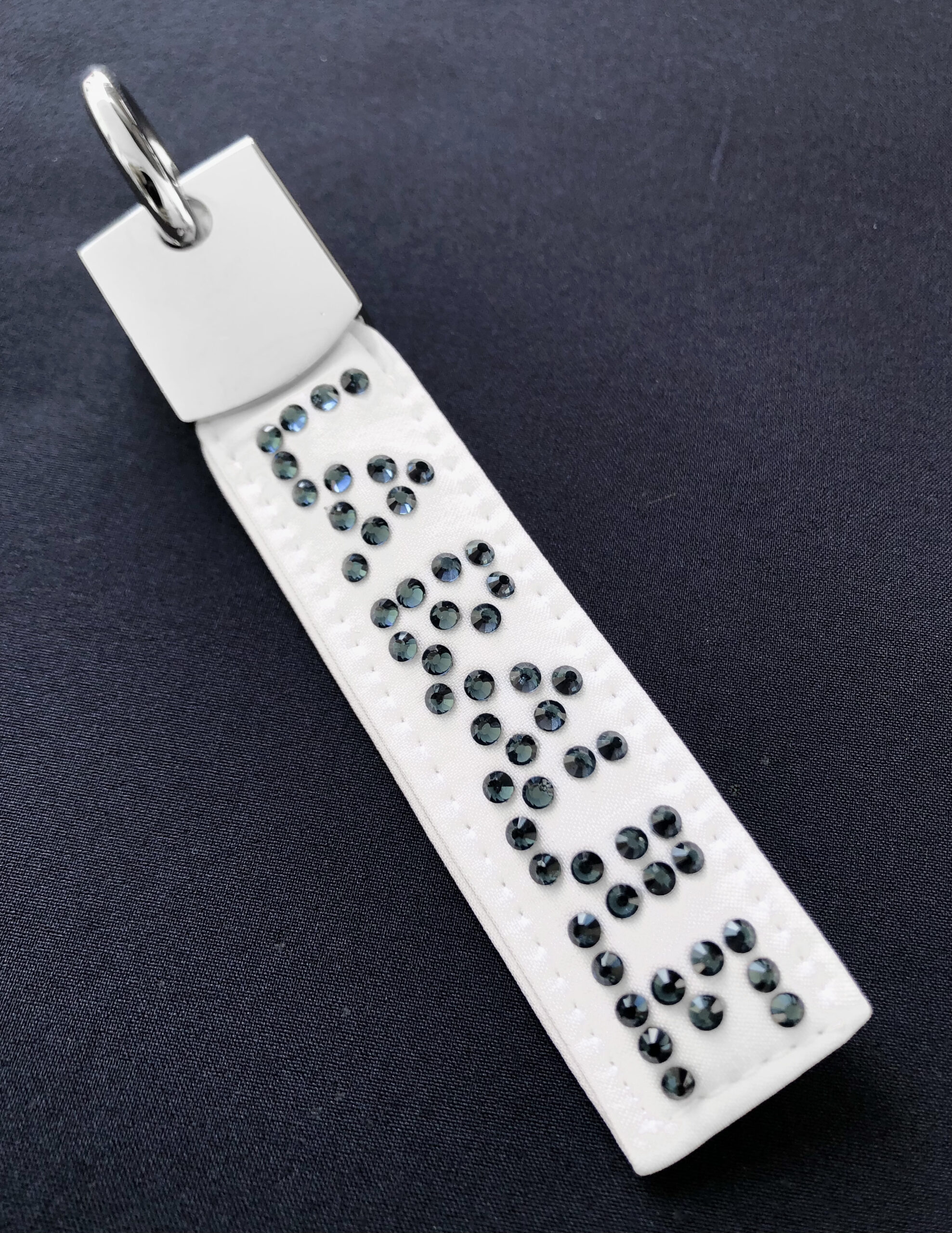 PORTECLÉ "EVA" SOFTSHELL BLANC AVEC STRASS BLEU NUIT - MOTIF "LA BAULE"